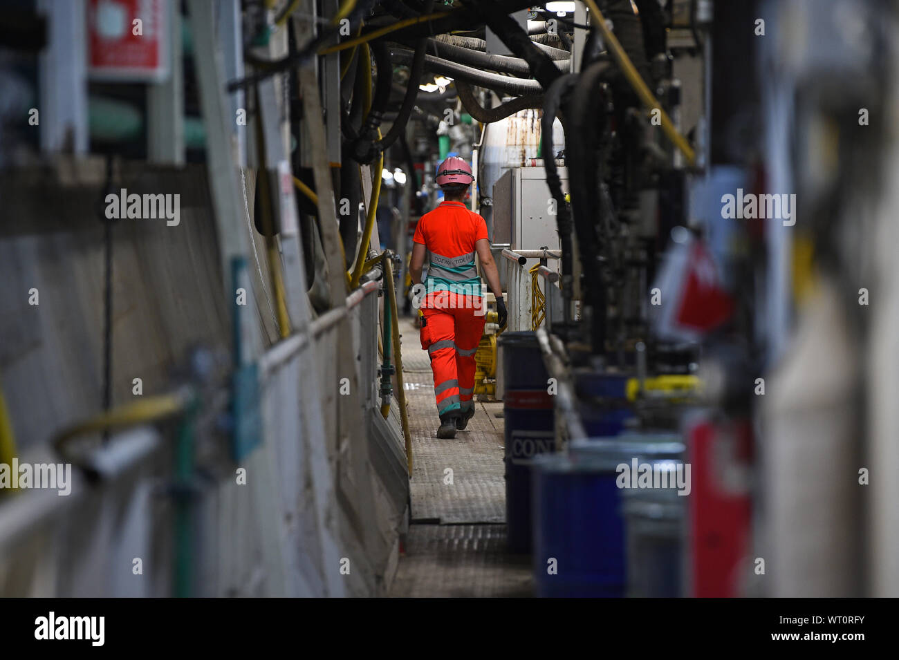 Un ingénieur promenades dans une aléseuse le creusement d'une section de la Thames Tunnel Tideway à Londres. Banque D'Images