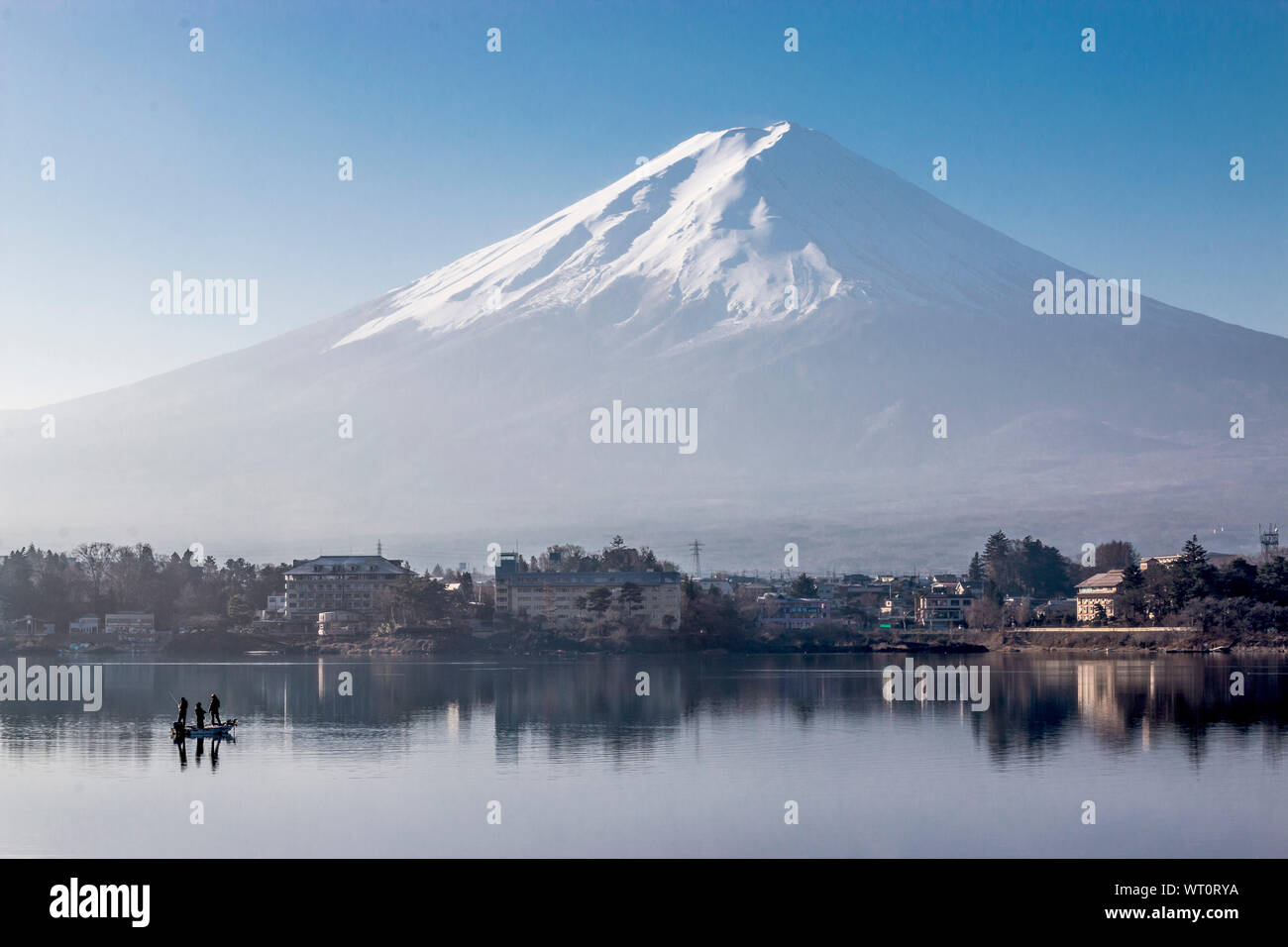 Vue du mont Fujisan du lac Kawaguchi le matin avec 3 hommes de la pêche dans le lac Banque D'Images