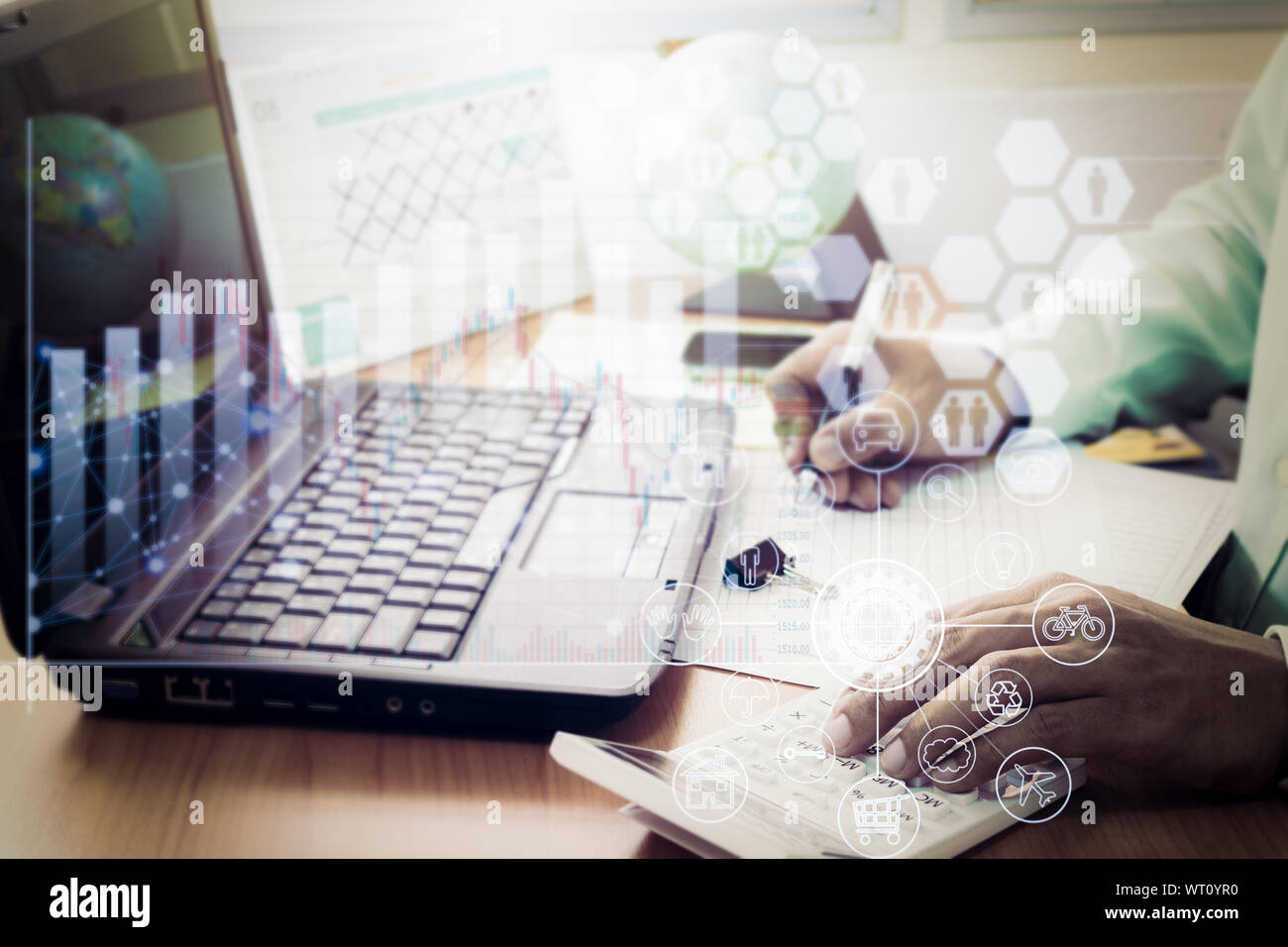 Mains d'un homme d'affaires travaillant sur la calculatrice et écrit dans office avec virtual icône graphique diagramme. Banque D'Images