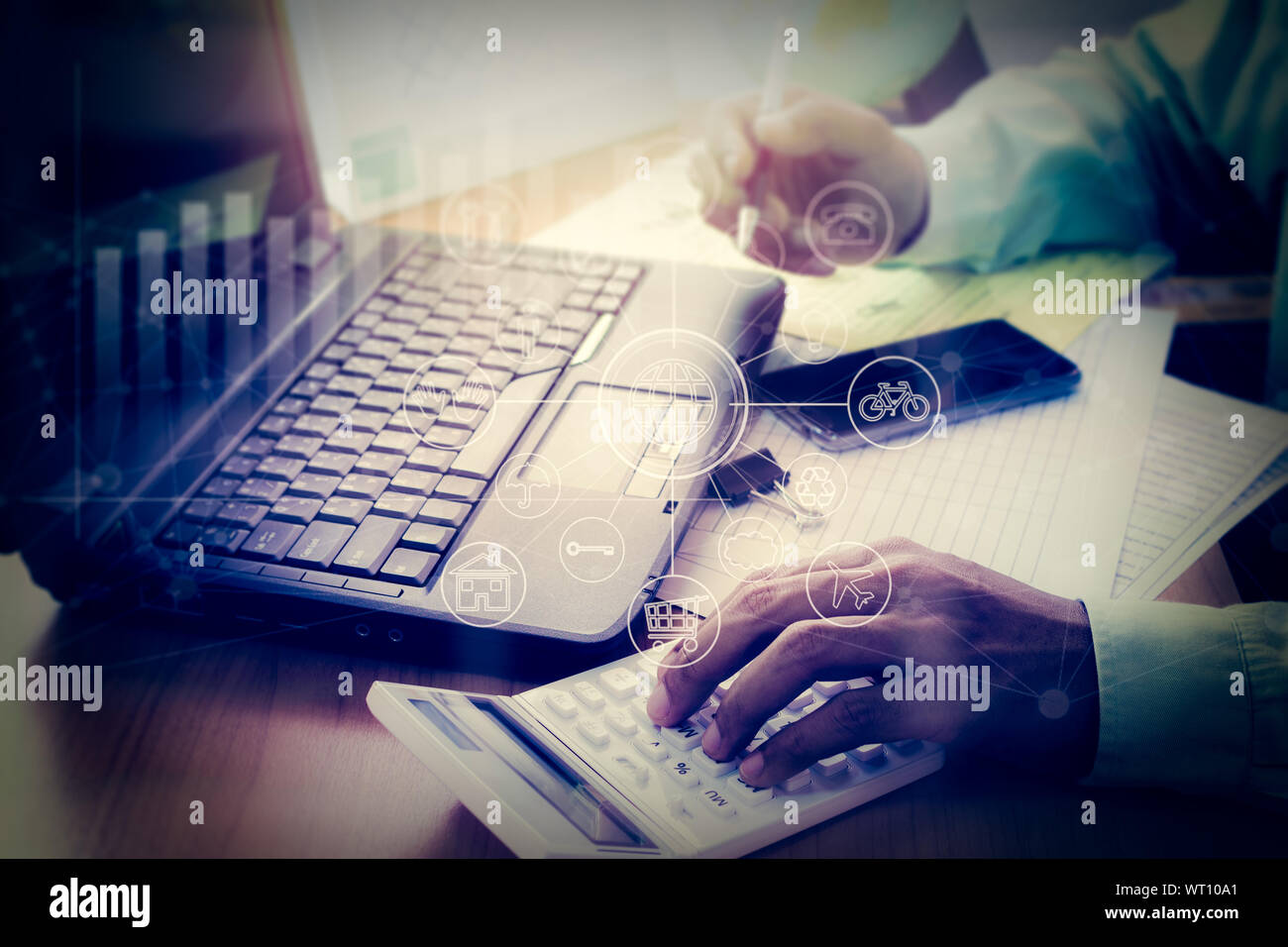 Mains d'un homme d'affaires travaillant sur calculatrice et ordinateur portable avec virtual office en icône graphique diagramme. Banque D'Images