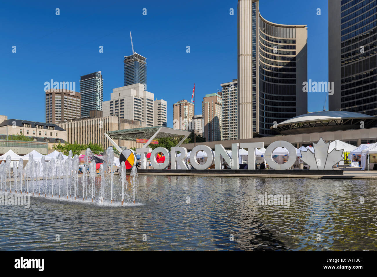 Signe de Toronto et l'Hôtel de Ville de Toronto au Nathan Phillips Square aux beaux jours de l'été, Canada. Banque D'Images