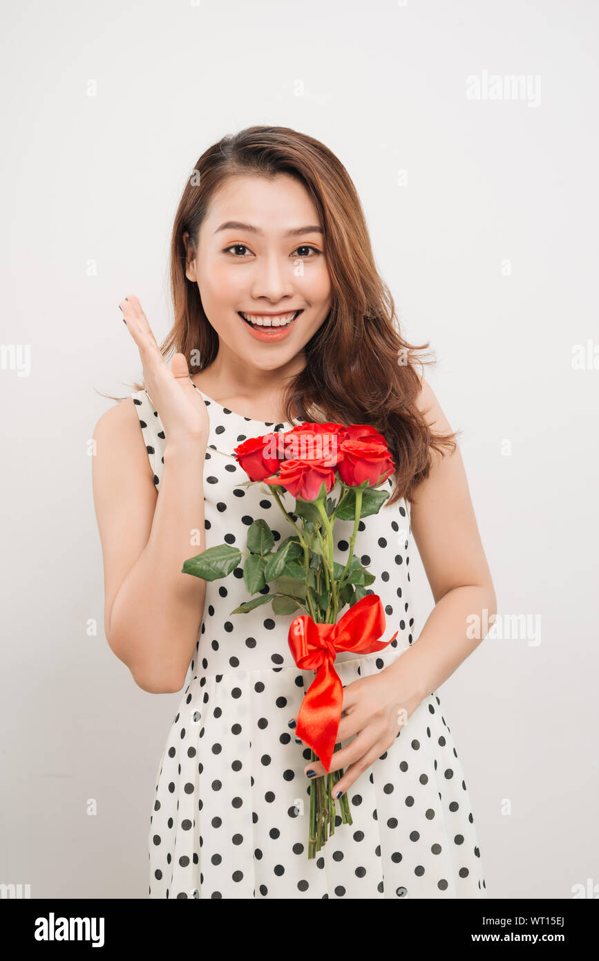 Est-ce pour moi. Taille portrait de jeune femme joyeuse réception de rose rouge Banque D'Images