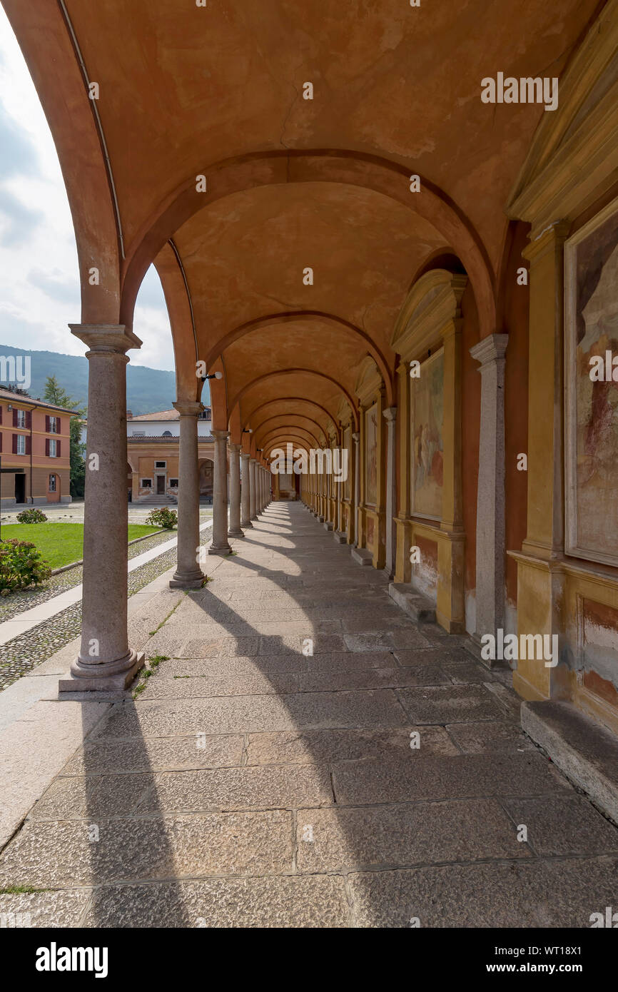 La magnifique arcade de la Via Crucis dans l'ensemble monumental de Baveno, Italie & Suisse, Italie Banque D'Images