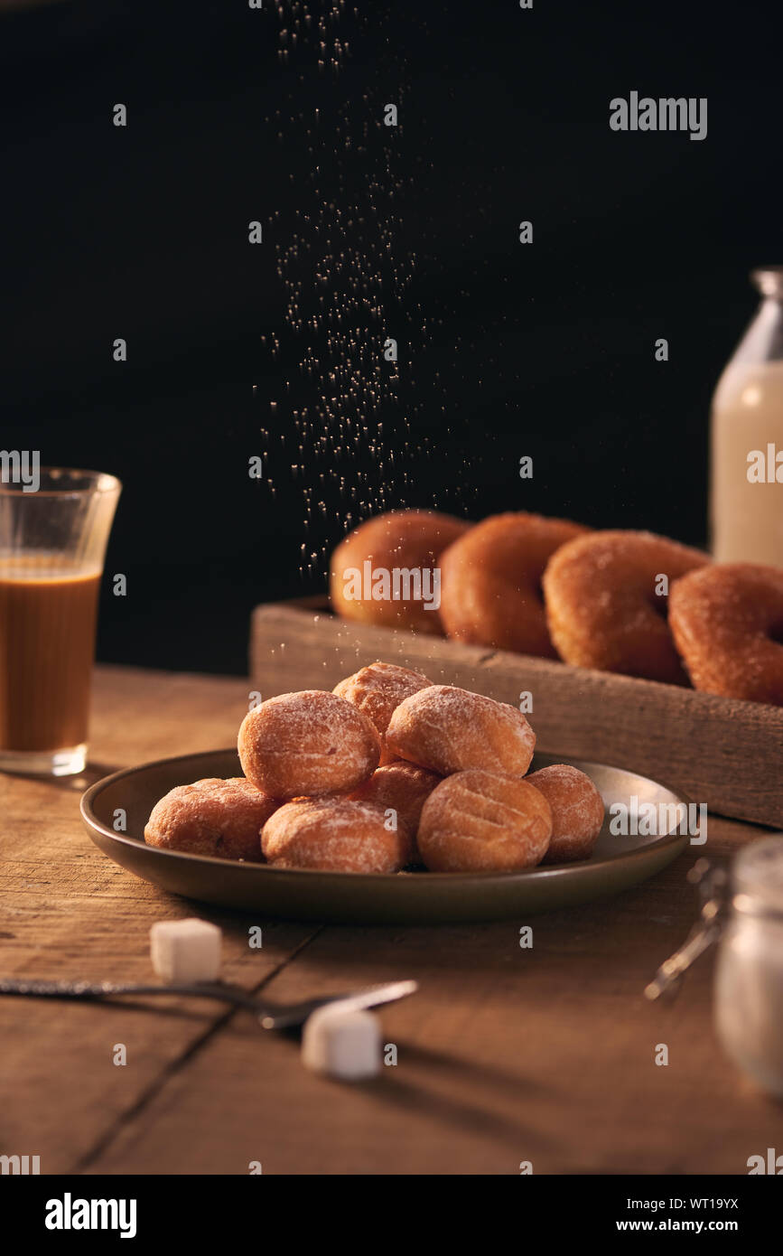 Petites boules de fromage cottage maison donuts dans une assiette sur un fond gris. Banque D'Images