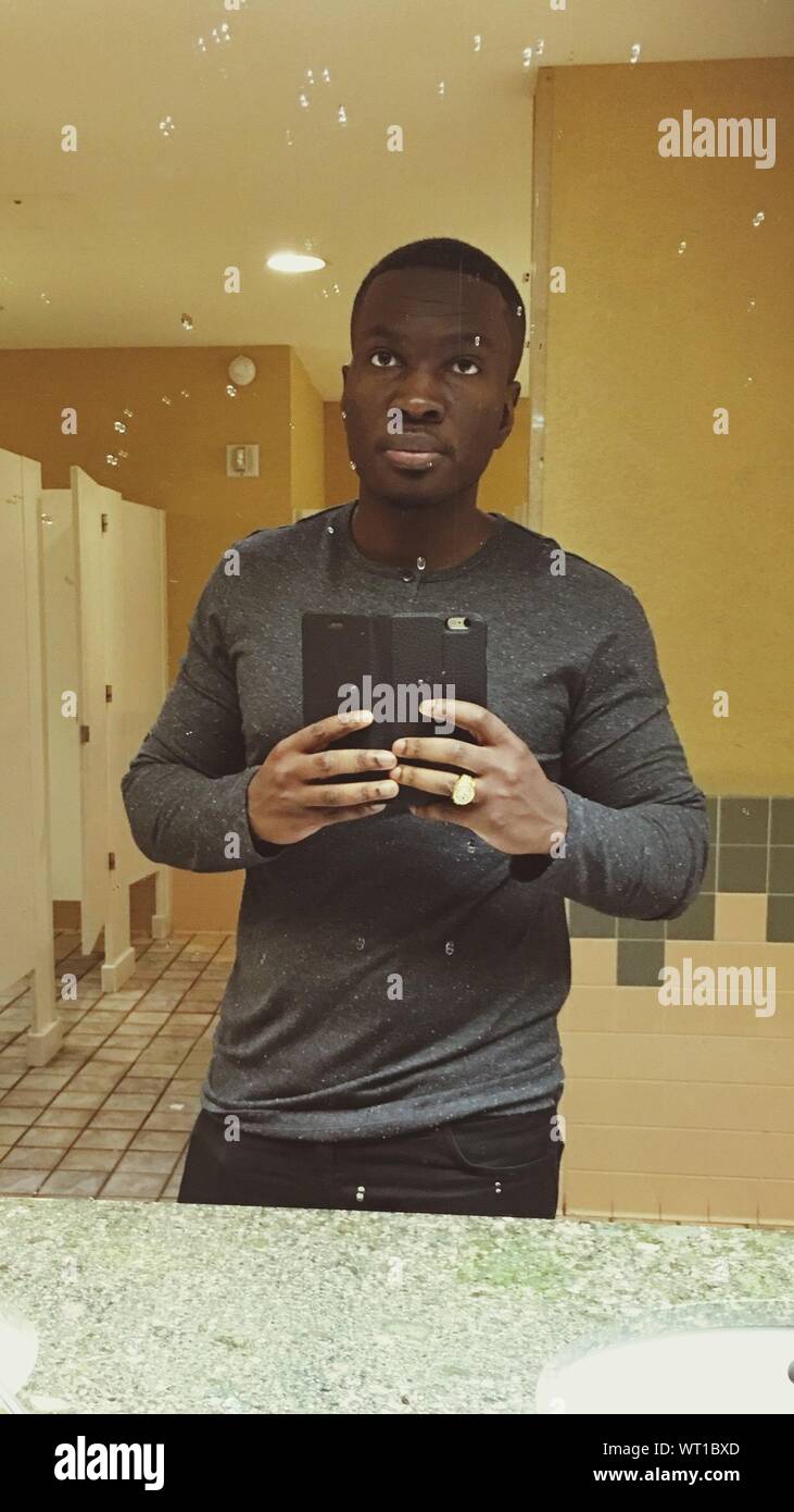 L'homme prenant en Selfies réflexion miroir à W.C Photo Stock - Alamy