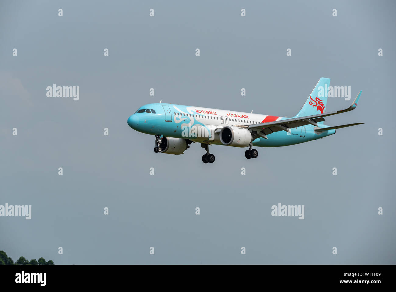 Aéroport de Chengdu, province du Sichuan, Chine - le 28 août 2019 : l'Airbus A320 d'Air Loong avion contre ciel. Banque D'Images