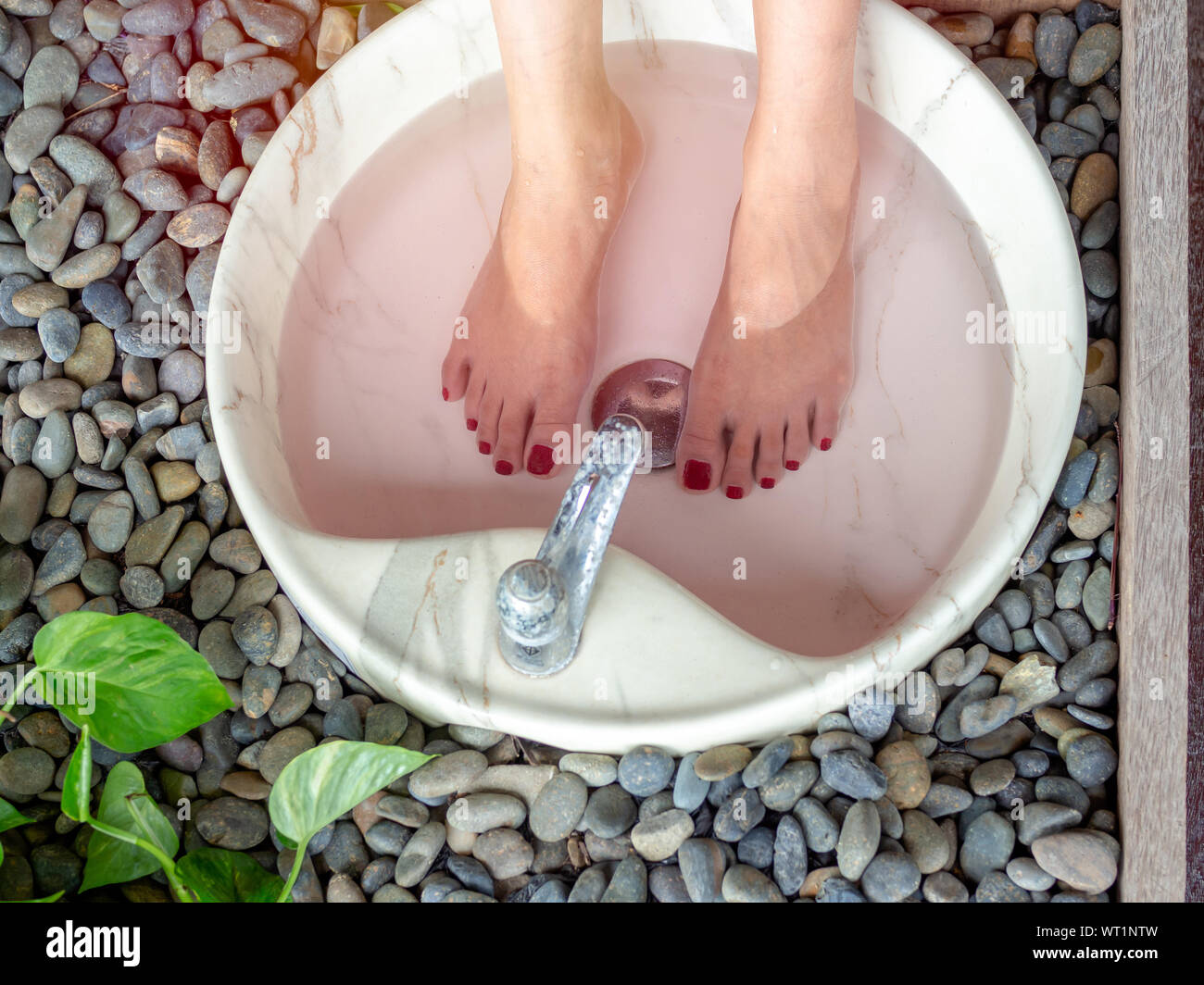 Les pieds de spa, lavabo en marbre, vue du dessus. Le sel d'Epsom pied soak concept. Banque D'Images