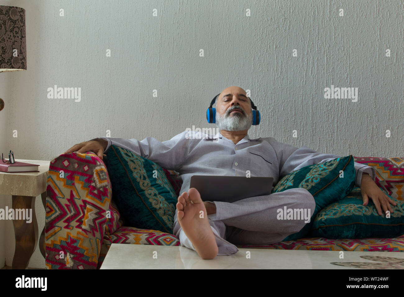 Senior man listening music et relaxant Banque D'Images