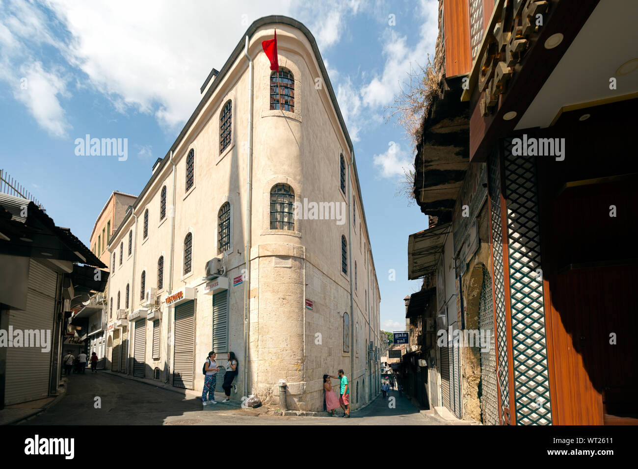 Les gens qui parlent les uns les autres sur une vieille foule-libre coin de rue de la vieille ville célèbre avec street bazaar sur un jour d'été partiellement nuageux/ Banque D'Images