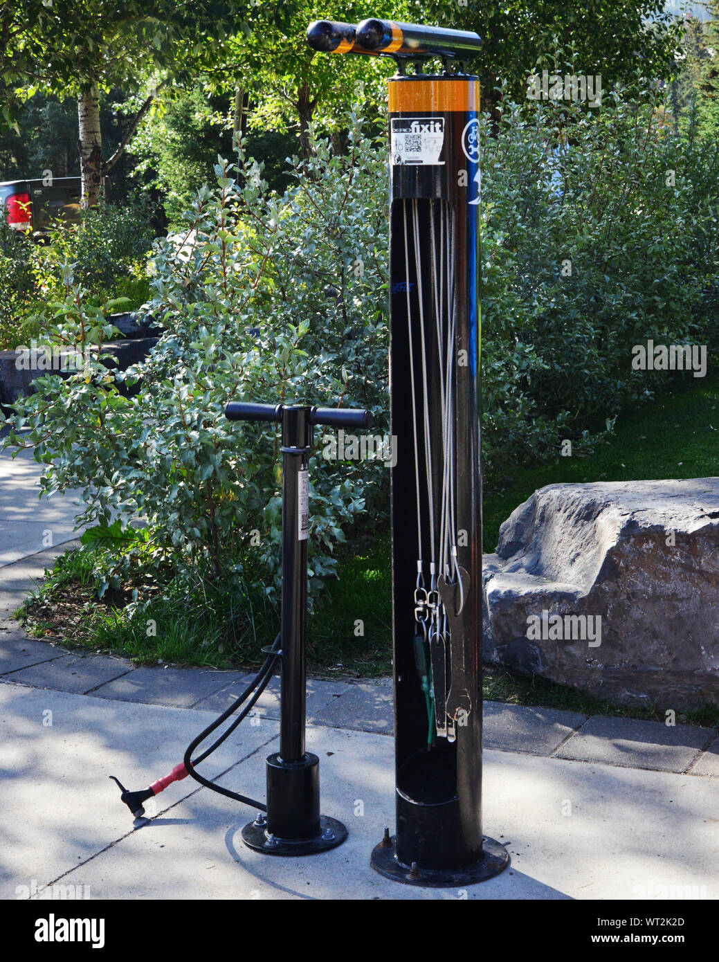 Dans un coin du stationnement du parc Central est cette facilité pour les cyclistes. Il dispose d'un pneu (pneu) et d'un ensemble d'outils de vélo utile o. Banque D'Images