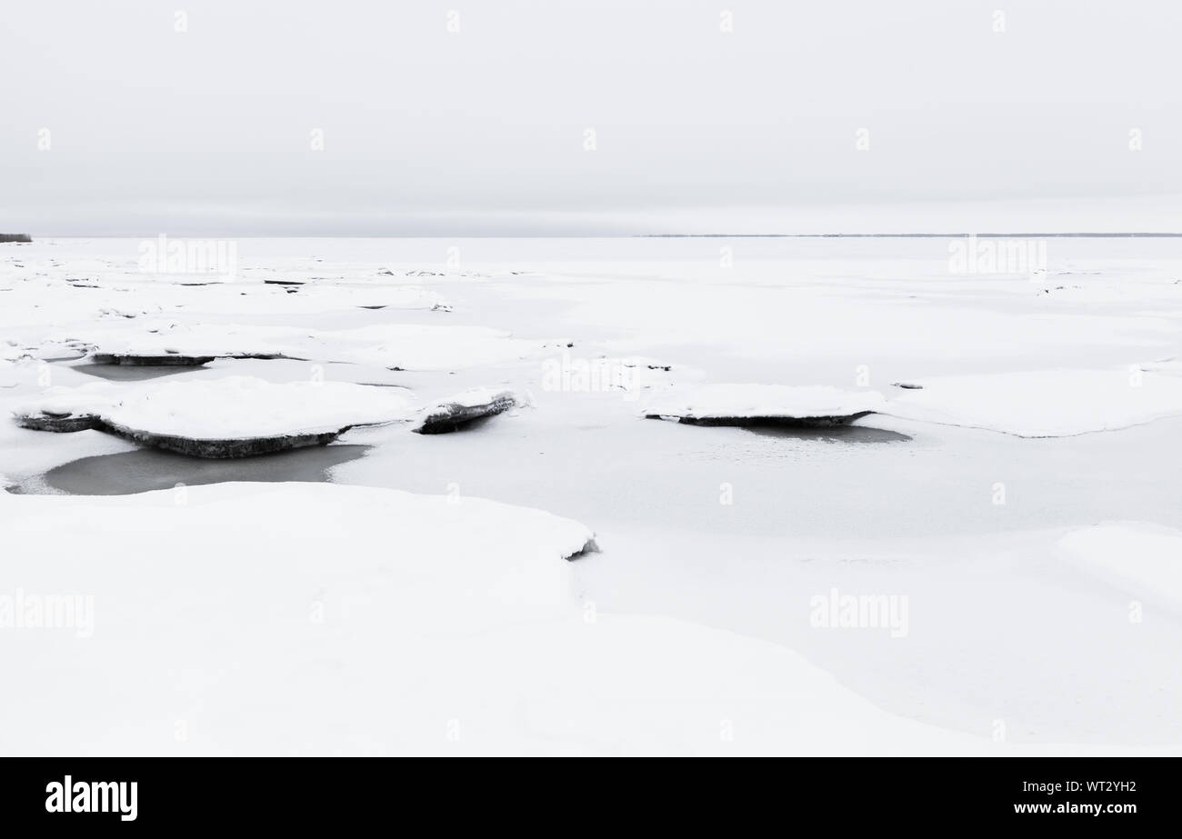 Patch décongelé dans la glace la côte de la mer Baltique. Paysage d'hiver, parc naturel de fond photo Banque D'Images