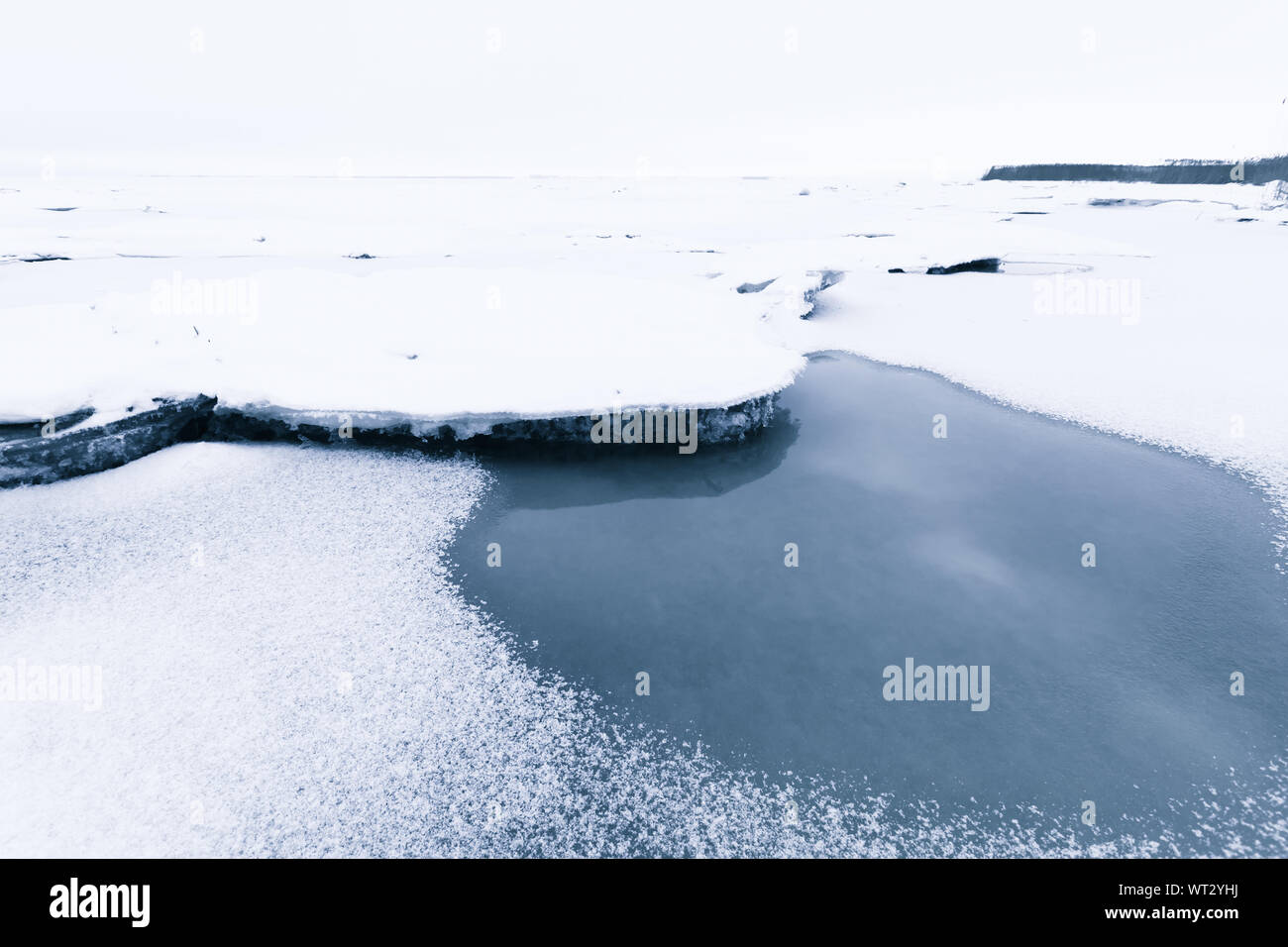Patch décongelé dans la glace côtière. Côte de la mer Baltique. Paysage d'hiver, parc naturel de fond photo Banque D'Images