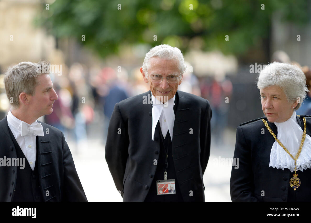 Norman Fowler, Baron Fowler - Président de la Chambre des Lords (centre) avec Sarah Clarke 'Black' (Lady Huissier du Bâton noir) de marche de Parliame Banque D'Images