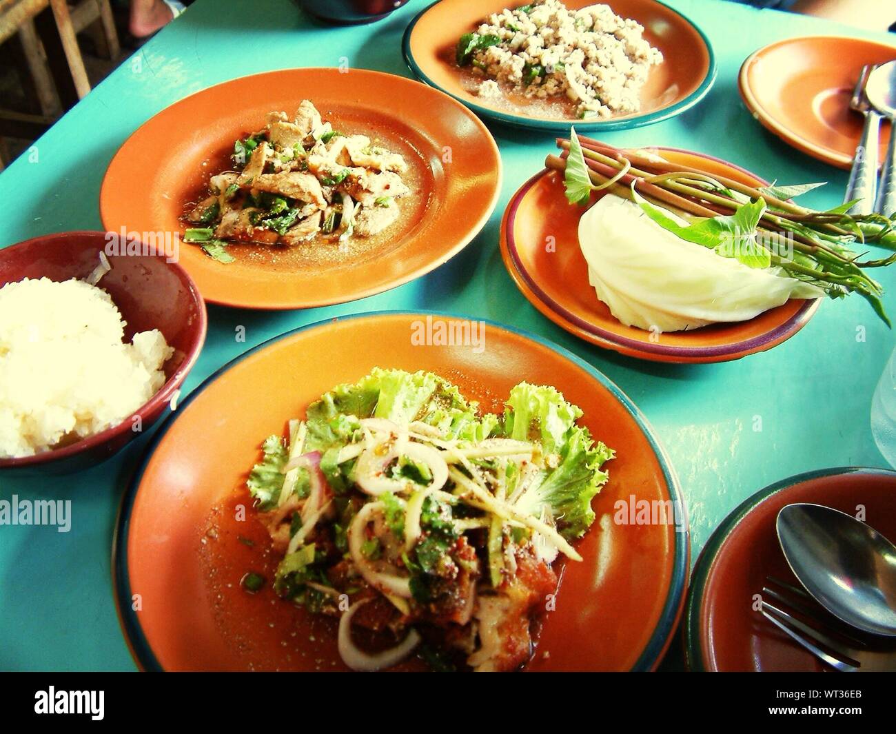 La cuisine thaï servi sur table au restaurant Banque D'Images
