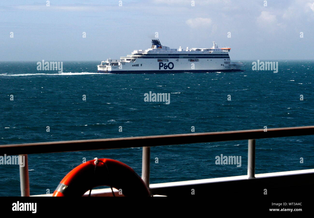 Un P&O FERRIES VU DEPUIS LE PONT - VUE D'UN FERRY DE LA P&O TRAVERSANT LA MANCHE À PARTIR D'UN AUTRE NAVIRE - FERRY traverse la Manche - TRANSPORT PAR FERRY © Frédéric Beaumont Banque D'Images