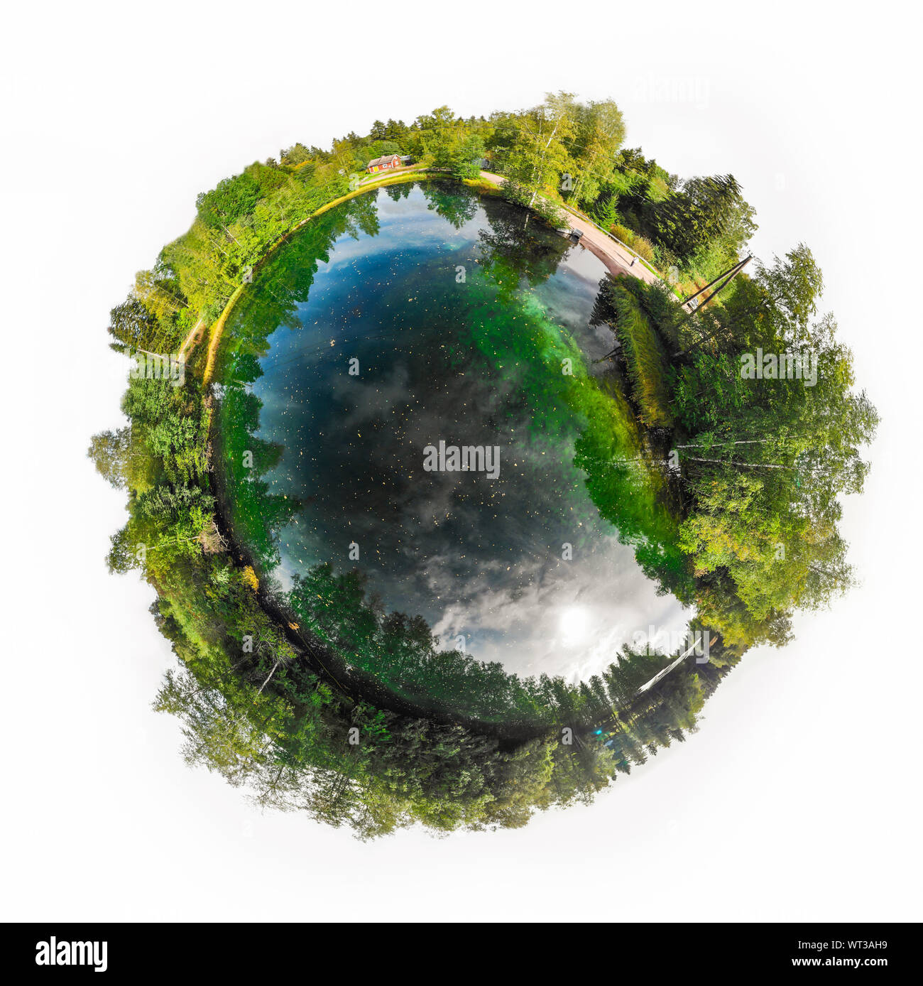 Une vue panoramique en trois dimensions de l'Kiikunlahde printemps turquoise à Hollola, la Finlande dans une mini planète style panorama. Banque D'Images