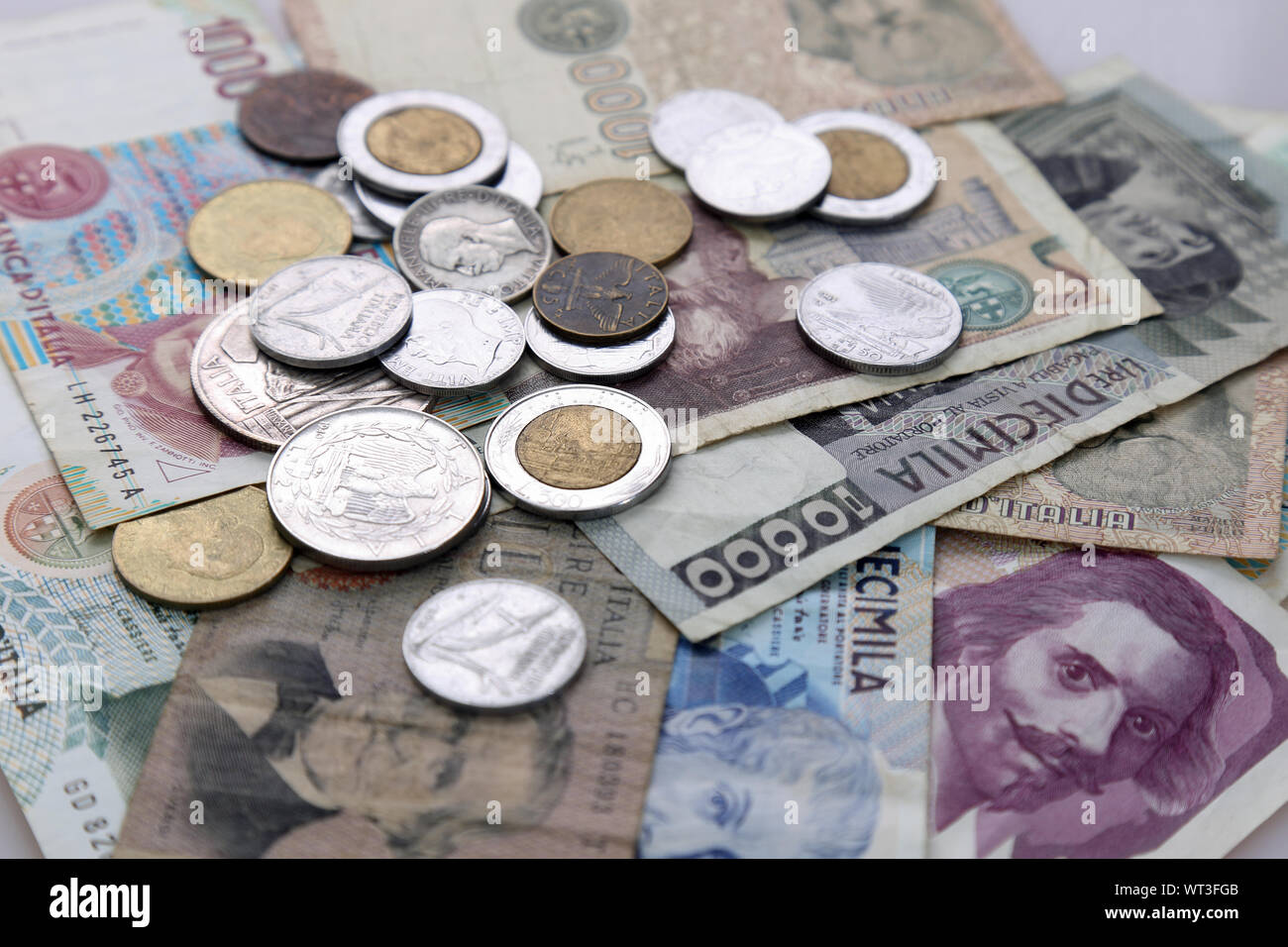 La lire italienne, les anciens billets et pièces remplacées par l'euro Banque D'Images