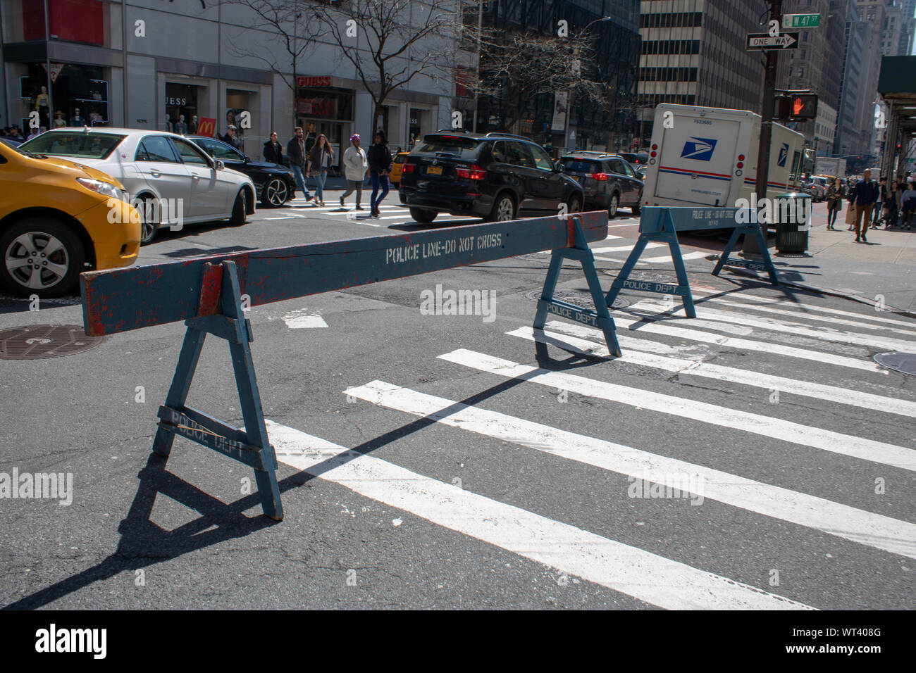 New York, États-Unis, 8 avril 2019 : États-Unis d'Amérique une barrière de police sur une route dans la ville de New York Banque D'Images
