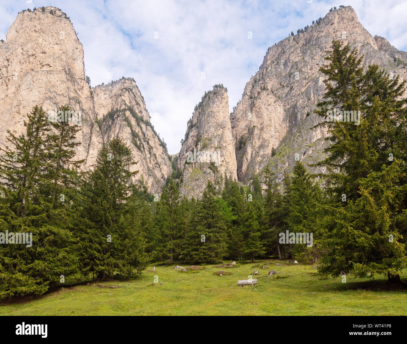 Dolomites Alpes européennes l'arrière-plan. Montagnes Rocheuses près de Selva di Val Gardena, dans l'Alto Adige, le Tyrol du Sud. Pas de gens, idéal. Banque D'Images