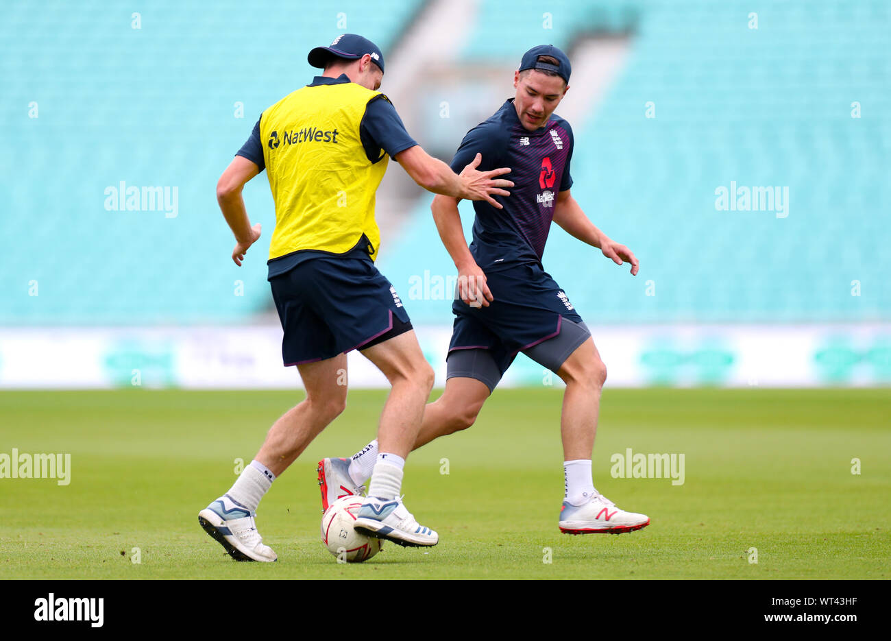 L'Angleterre Rory Burns (droite) joue au cours de la session des filets de football à l'ovale, Londres. Banque D'Images