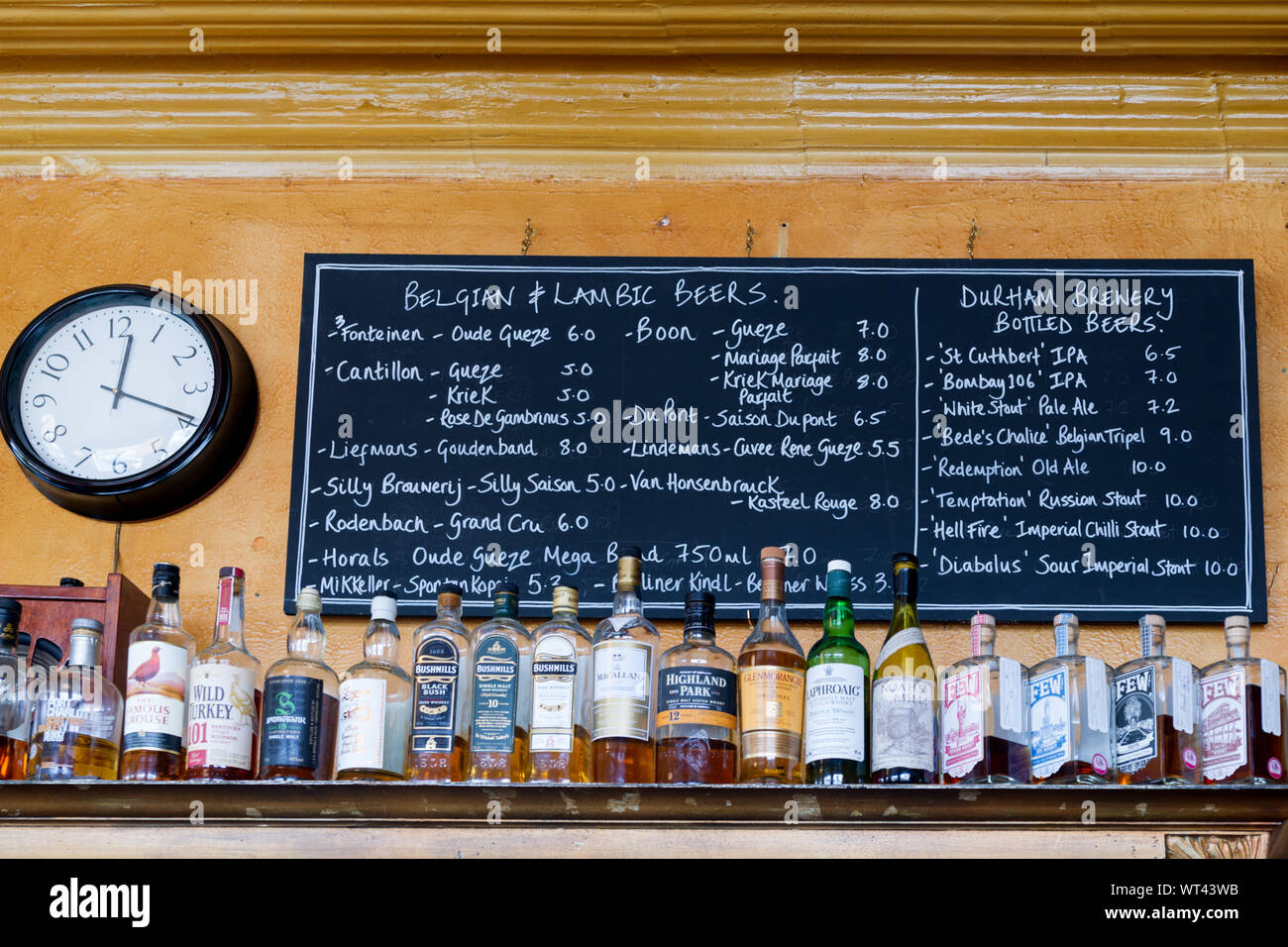 Prix des boissons au pub de libre-échange, Newcastle, 2014 Banque D'Images