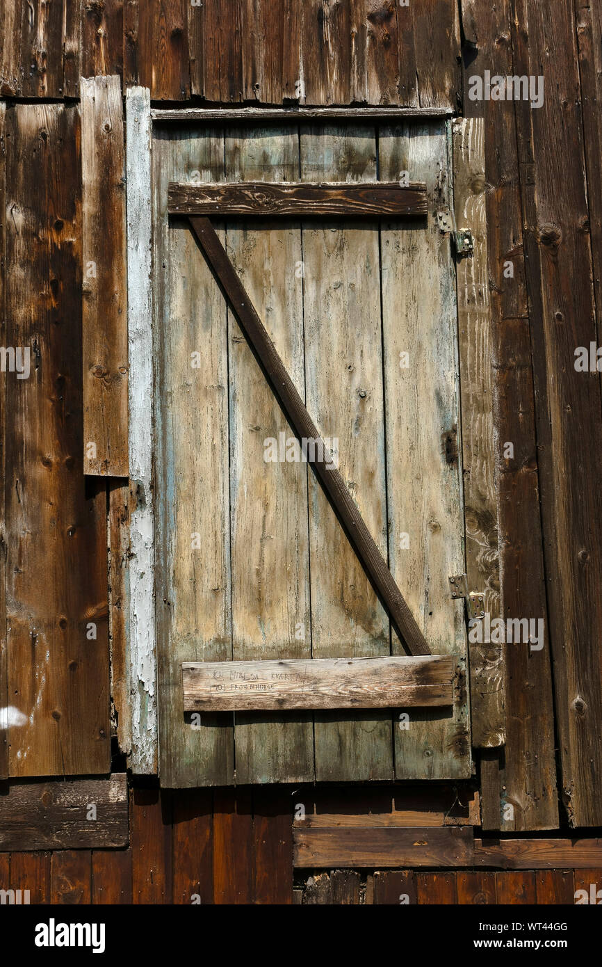 Vieille porte fenêtre en bois, exclu, bloqué, fermé. Close up, détail. Banque D'Images