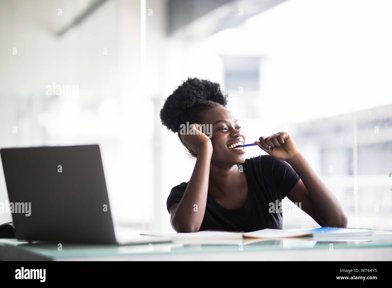 Portrait of young woman working on laptop in office Banque D'Images