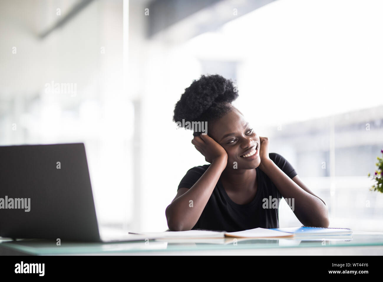 Portrait of young woman working on laptop in office Banque D'Images