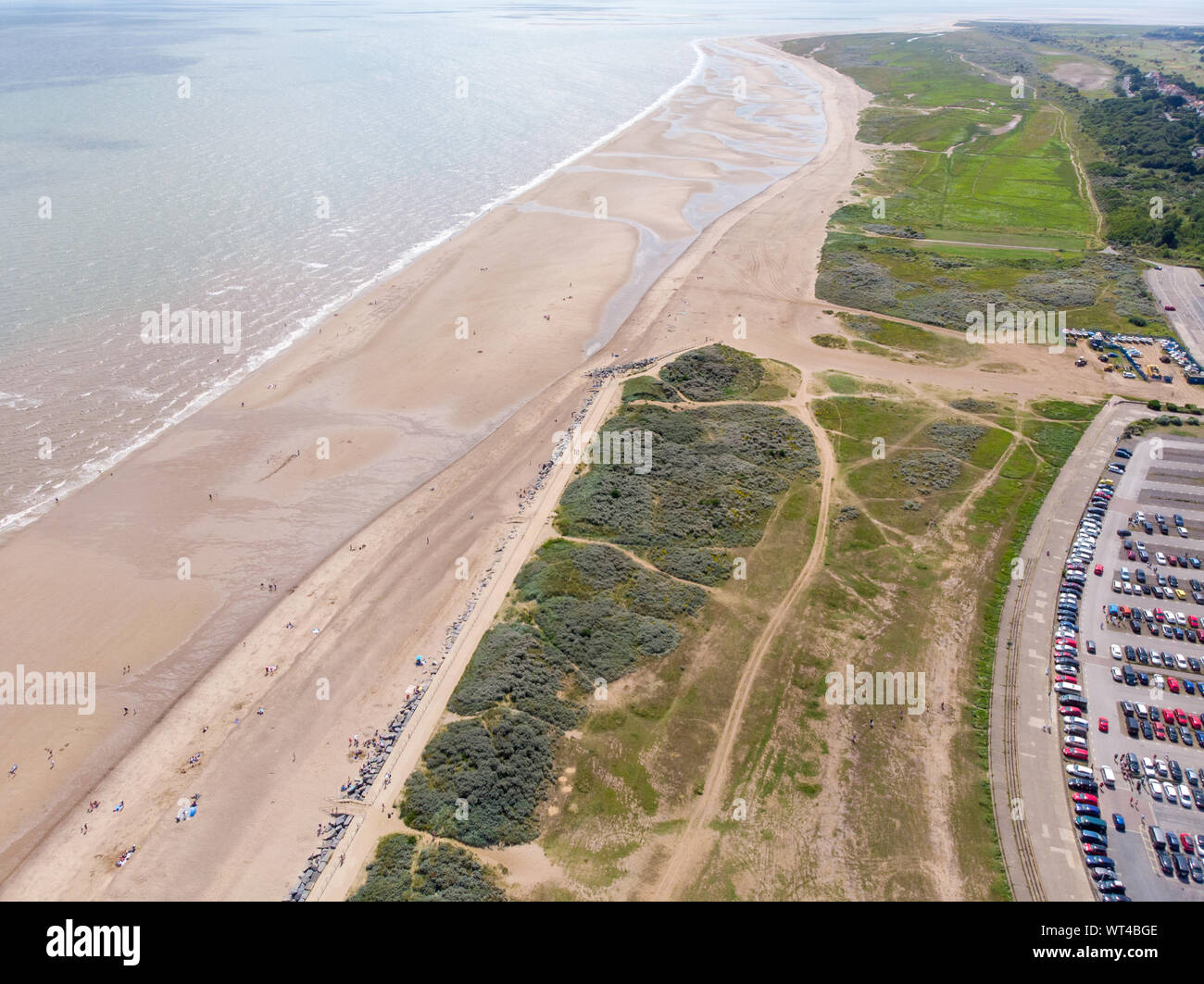 Photo aérienne de la ville balnéaire de Skegness, à l'Est Lindsey district de Lincolnshire, Angleterre, montrant la plage et de la jetée sur un beautifu Banque D'Images