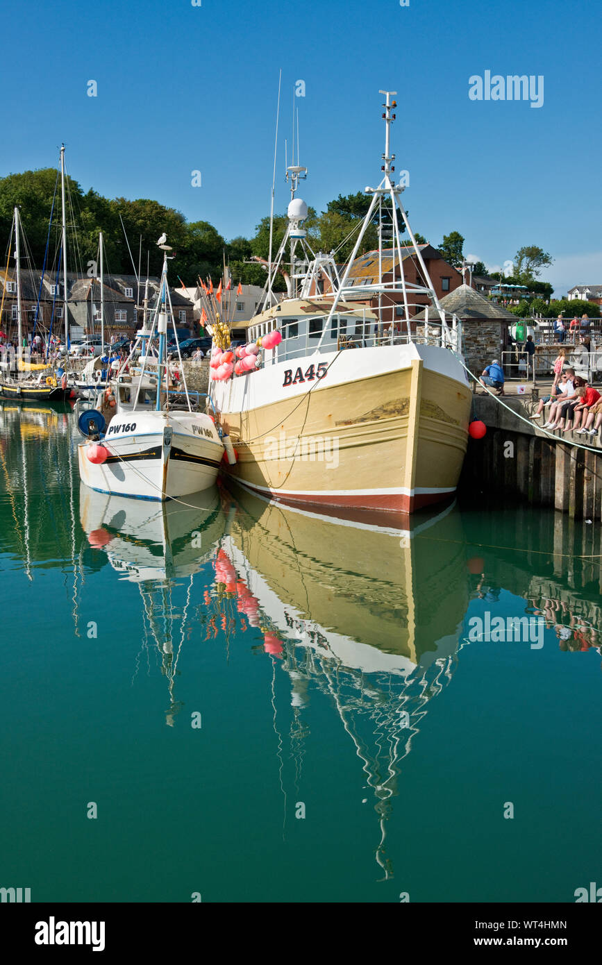 Bateaux de pêche côtière à Padstow Harbour. Cornwall, England, UK Banque D'Images