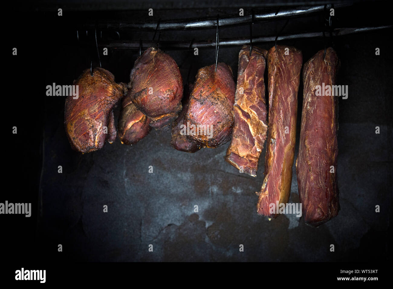 La viande de porc fumé fumé sur fond sombre. Banque D'Images