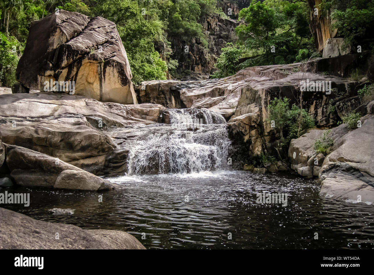 Jourama Falls avec piscine, plage de Paluma National Park, Queensland, Australie Banque D'Images