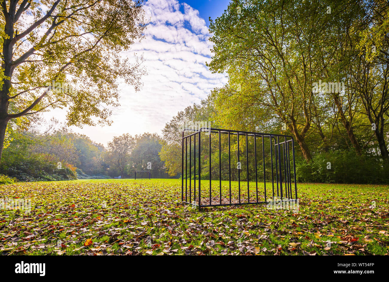 Abandonné de buts de soccer, terrain de jeu pelouse sur une belle journée d'automne. Belle Lumière du soleil et des couleurs éclatantes. HDR, high dynamic range, Banque D'Images