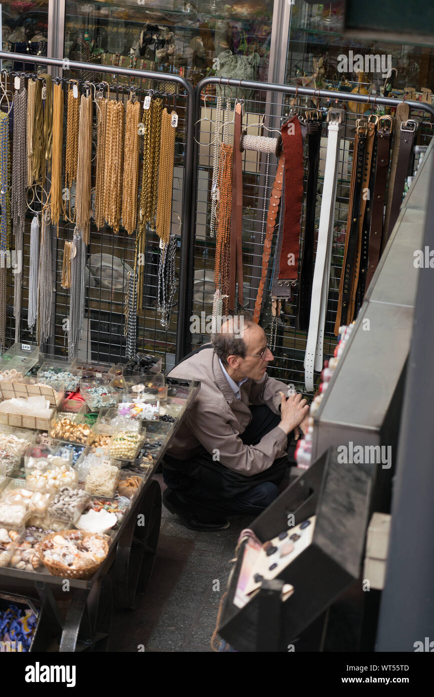 Acheteur de seconde main magasins de couture, les puces de Saint-Ouen le marché aux puces Banque D'Images