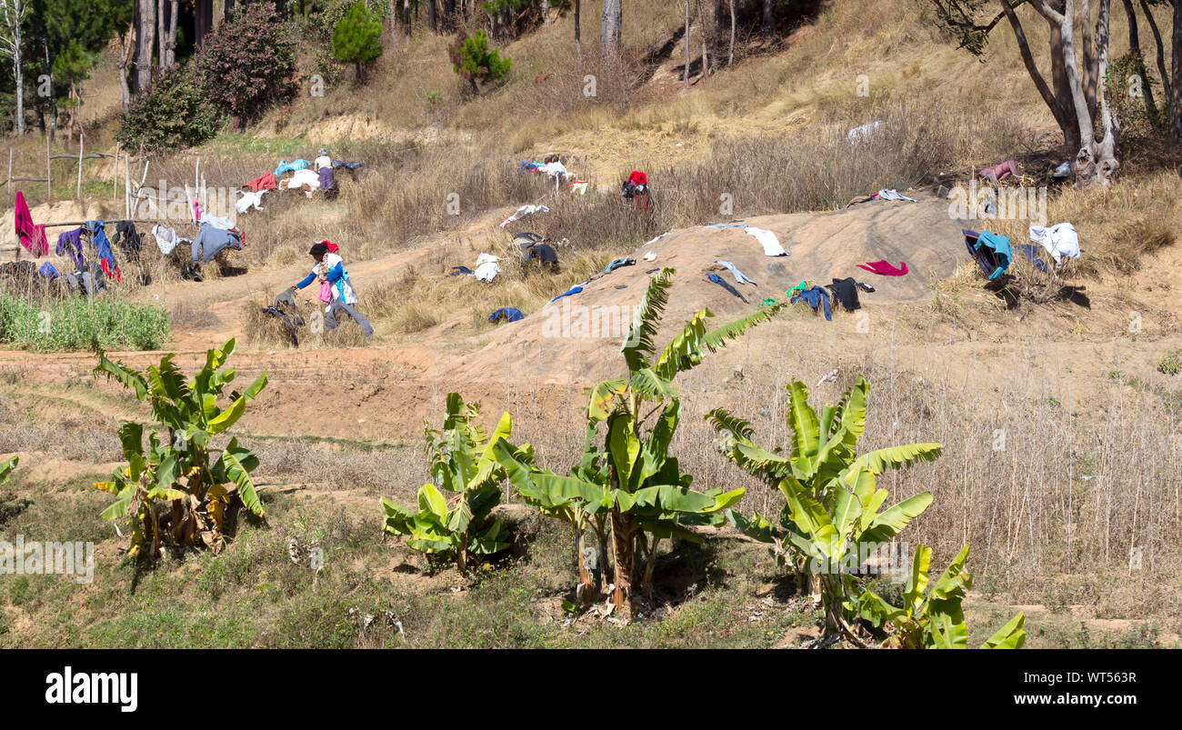 Ranomafana, Madagascar le 25 juillet 2019 - La population locale la lessive dans la rivière à Ranomafana, Madagascar le 25 juillet 2019 Banque D'Images