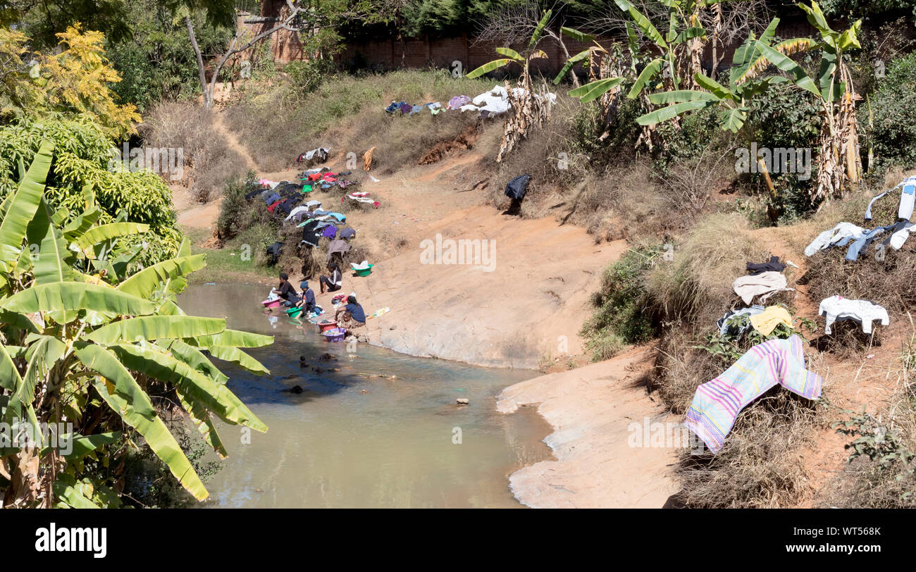 Ranomafana, Madagascar le 25 juillet 2019 - La population locale la lessive dans la rivière à Ranomafana, Madagascar le 25 juillet 2019 Banque D'Images