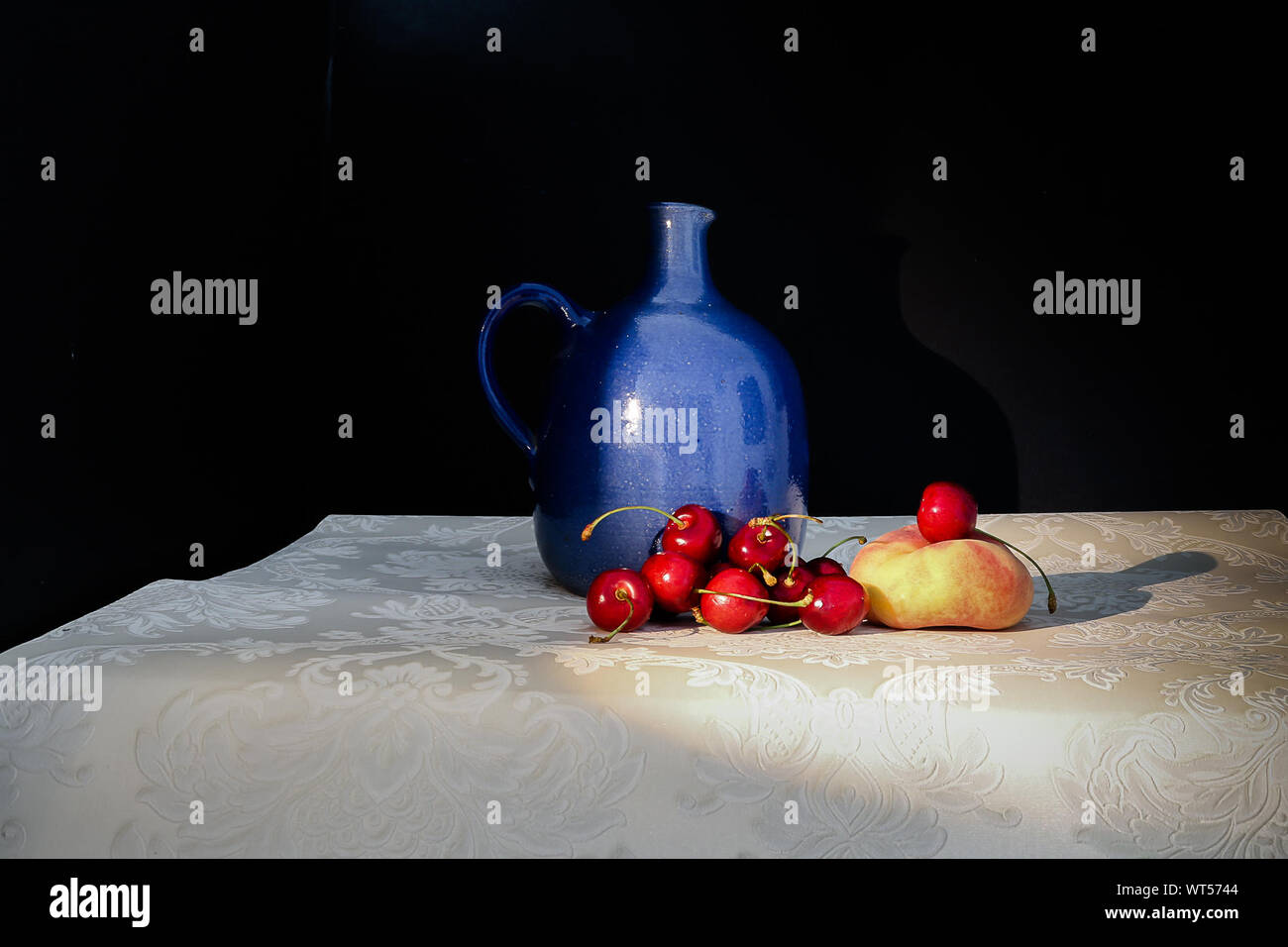 Fruits et Vase bleu sur le tableau sur fond noir Banque D'Images