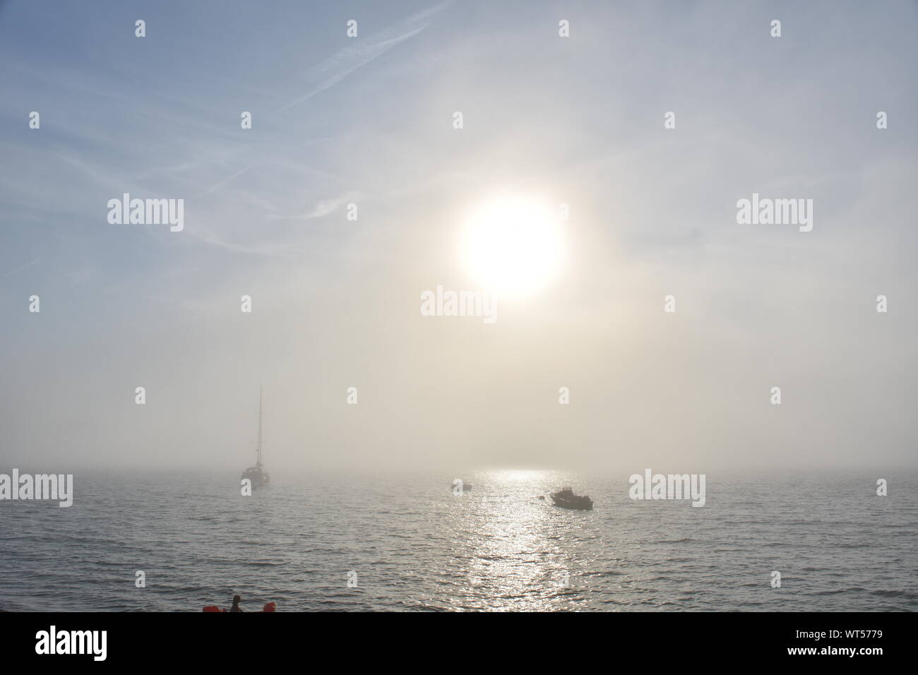 Totland bay dans le brouillard Banque D'Images