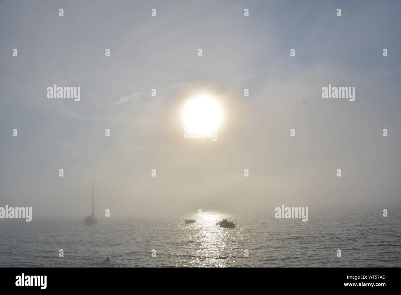 Totland bay dans le brouillard Banque D'Images