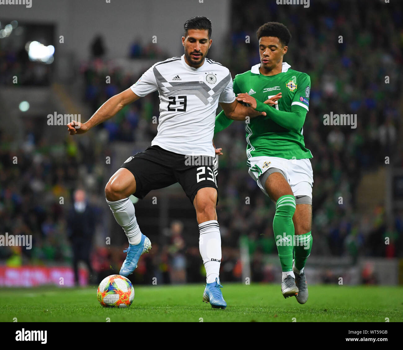 Emre pouvez (Allemagne, l.) par opposition à Niall McGinn (Irlande du Nord, r.). GES/football/Qualification EURO : l'Irlande du Nord - Allemagne, 11.06.2019 Football/soccer : qualificatifs européens : l'Irlande du Nord contre l'Allemagne, à Belfast, le 11 juin 2019 | dans le monde d'utilisation Banque D'Images