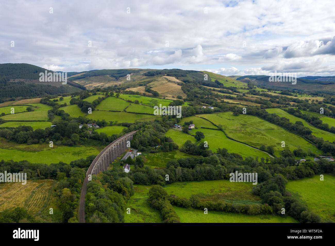 Vue aérienne de Cynghordy dans Carmarthenshire, Dyfed, Wales, UK - avec le viaduc ferroviaire Cynghordy Banque D'Images