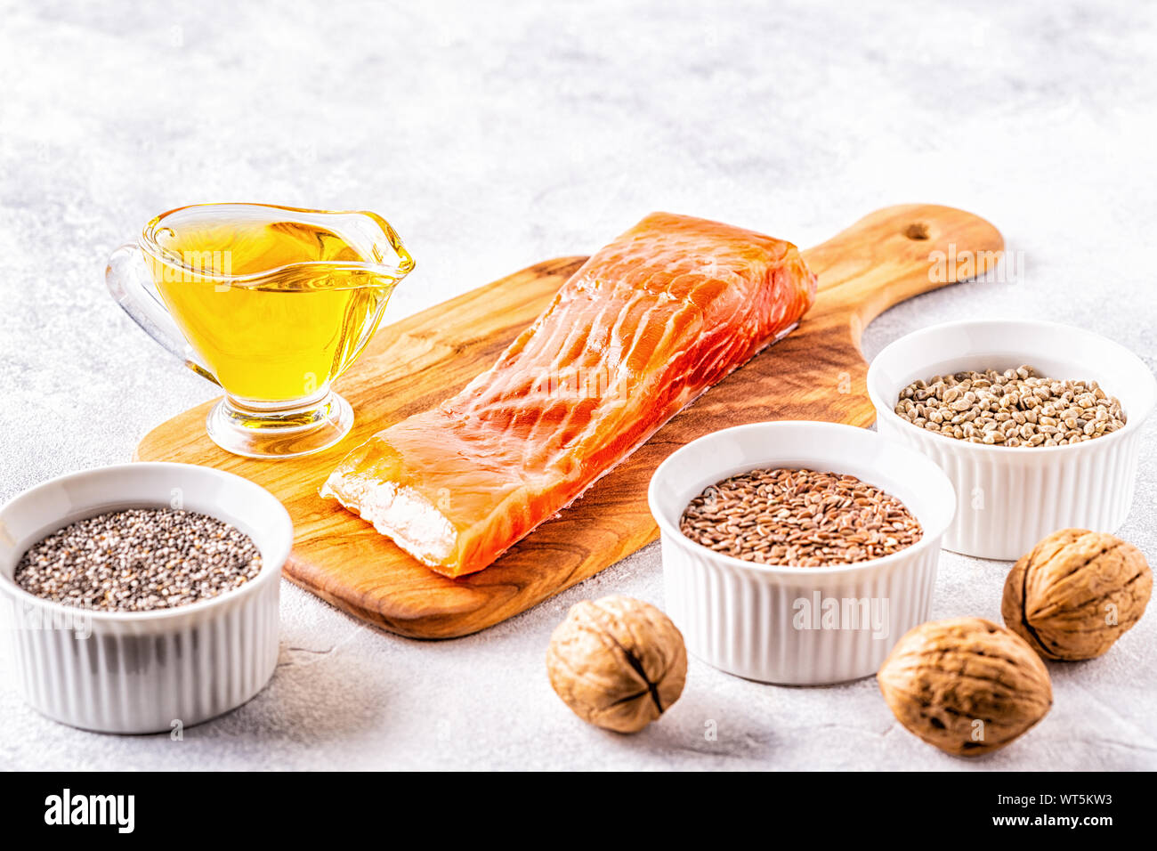 Les sources d'oméga 3 - saumon, graines de lin, graines de chanvre, Chia, les noix, l'huile de lin. Concept de saine alimentation. Banque D'Images