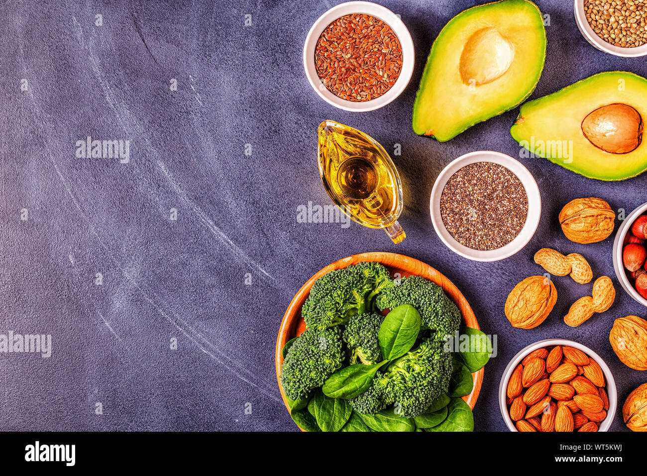 Végan sources d'oméga 3 et de graisses insaturées. Concept d'alimentation saine. Vue d'en haut. Banque D'Images