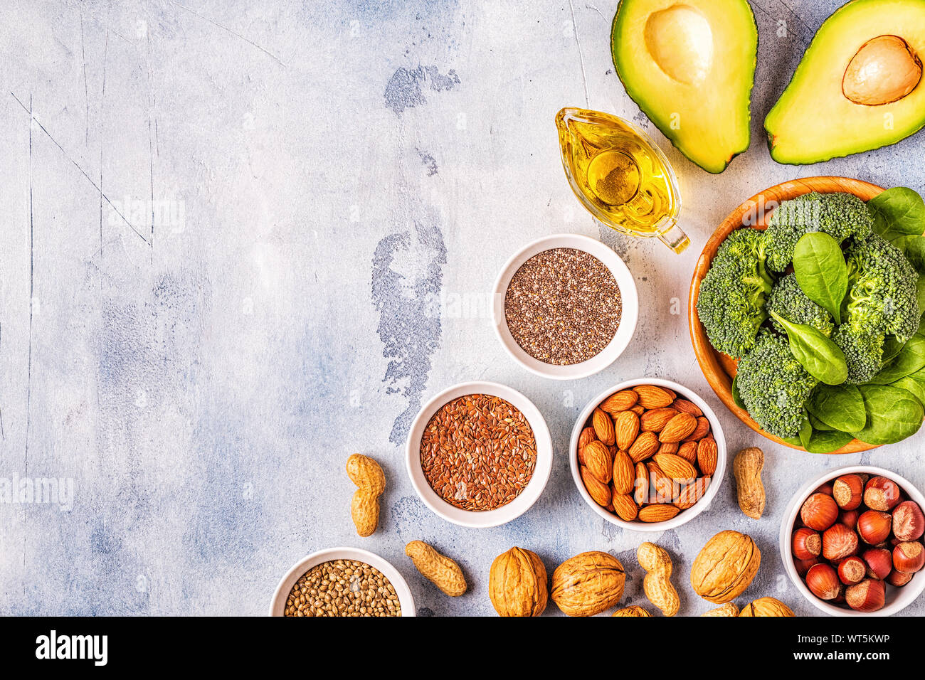 Végan sources d'oméga 3 et de graisses insaturées. Concept d'alimentation saine. Vue d'en haut. Banque D'Images