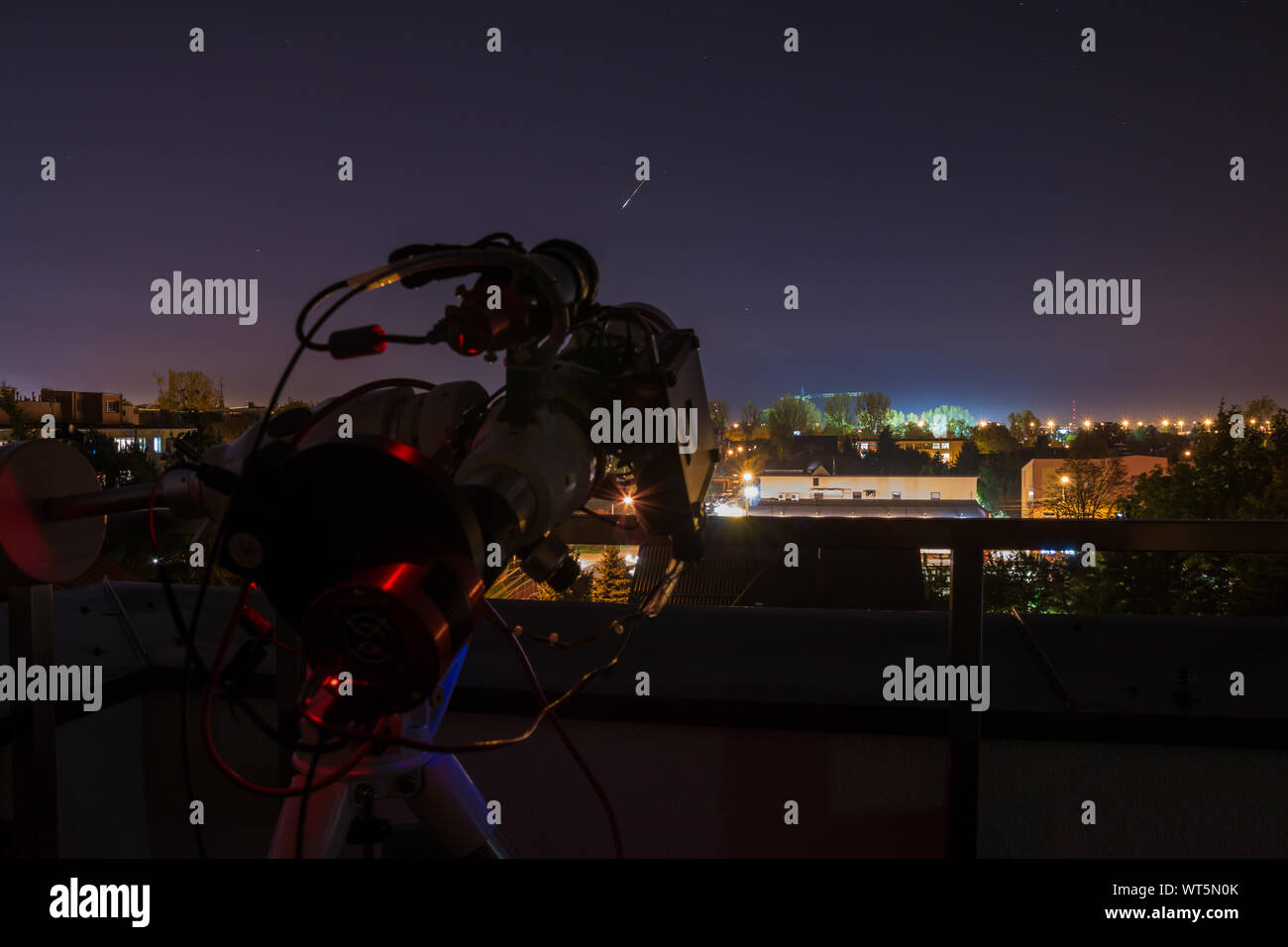 Astrograph professionnel prendre une photo d'une étoile filante Banque D'Images