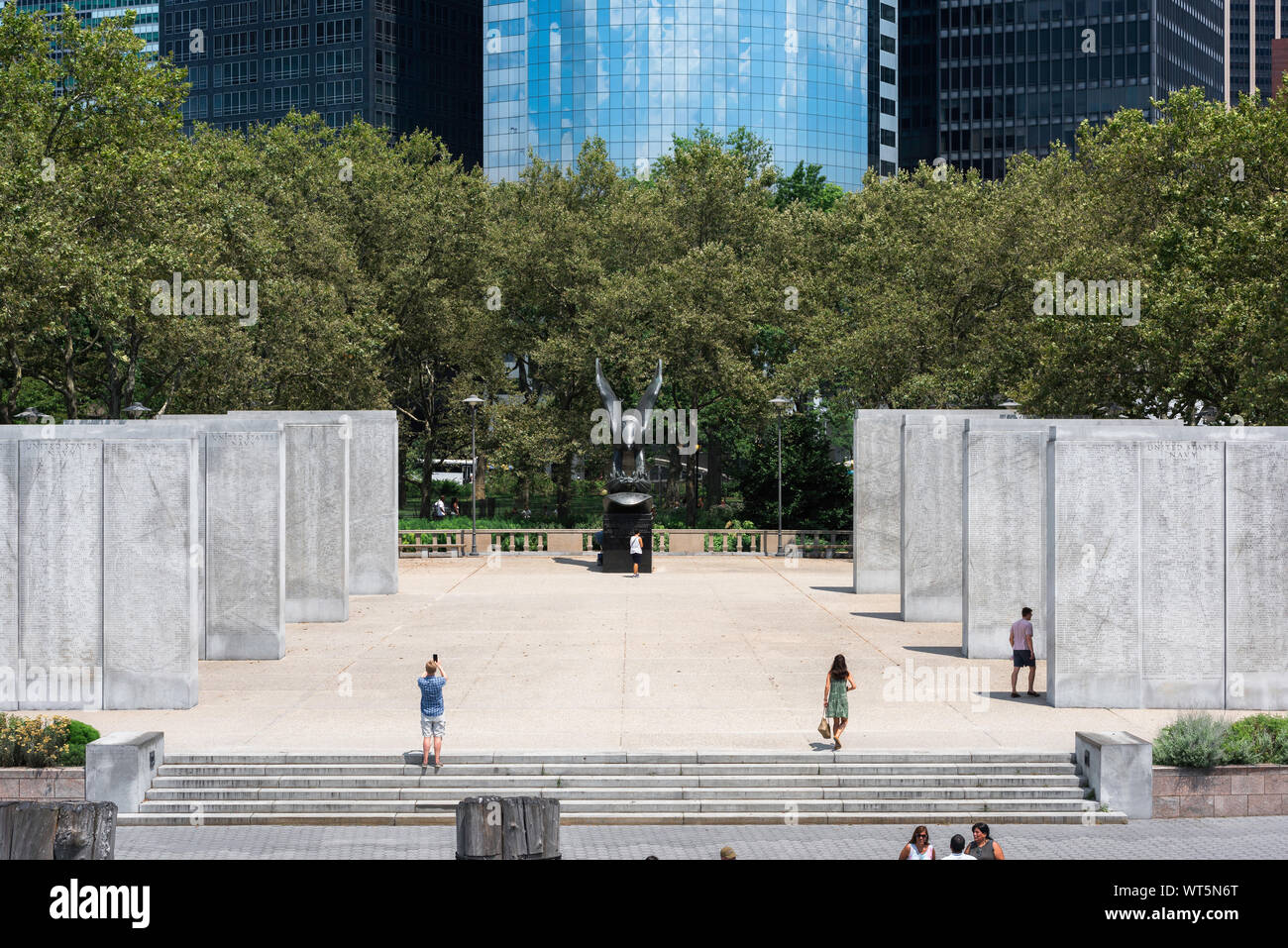 Vue sur la côte Est de l'immense Mémorial - 8 plaques de granit portant des noms de tous les membres du personnel de la marine tués lors de la DEUXIÈME GUERRE MONDIALE, Battery Park, New York City, USA Banque D'Images