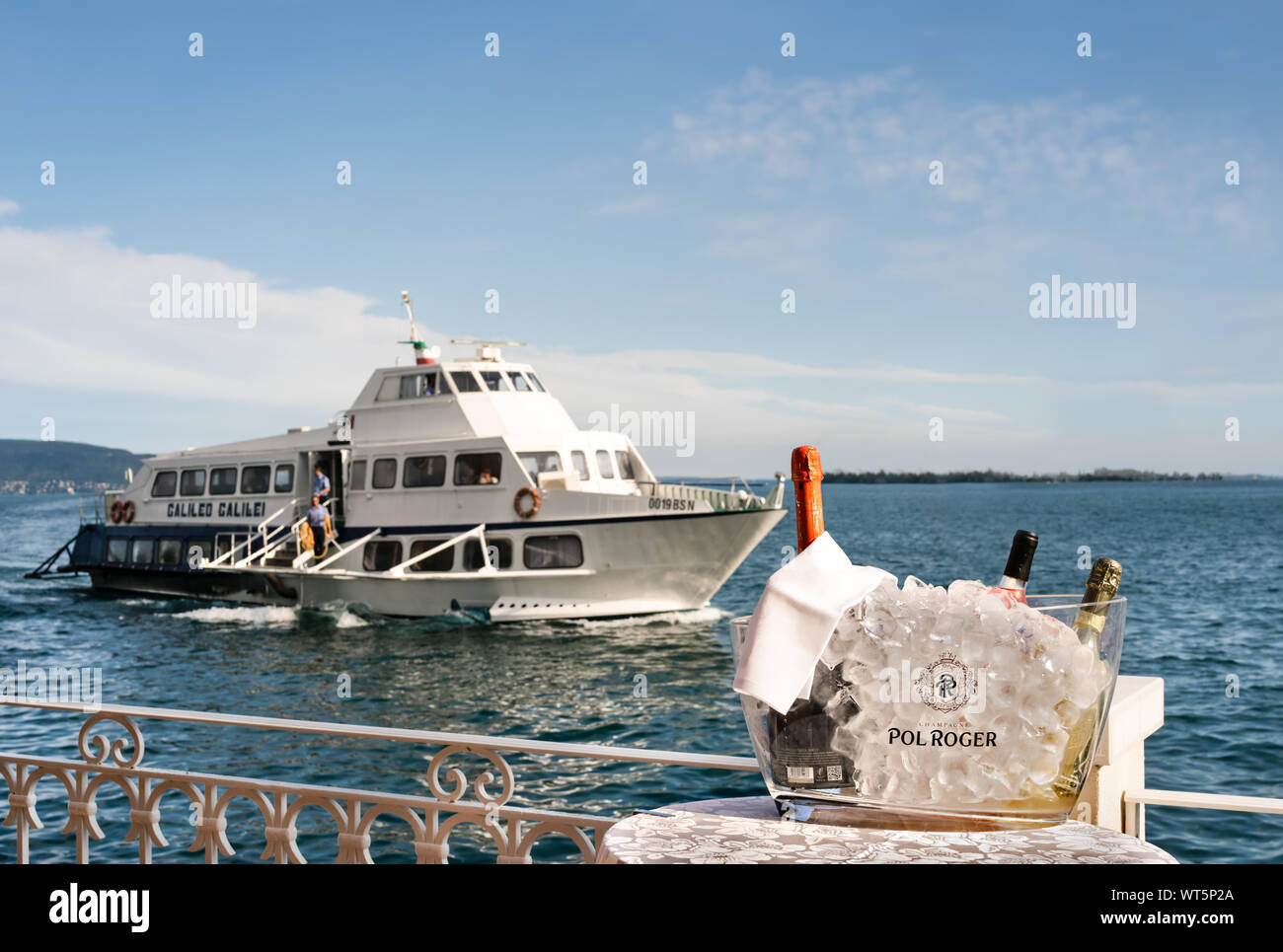 Arrivant au terminal de traversier rapide dans le lac de Garde avec champagne sur la glace en premier plan Banque D'Images