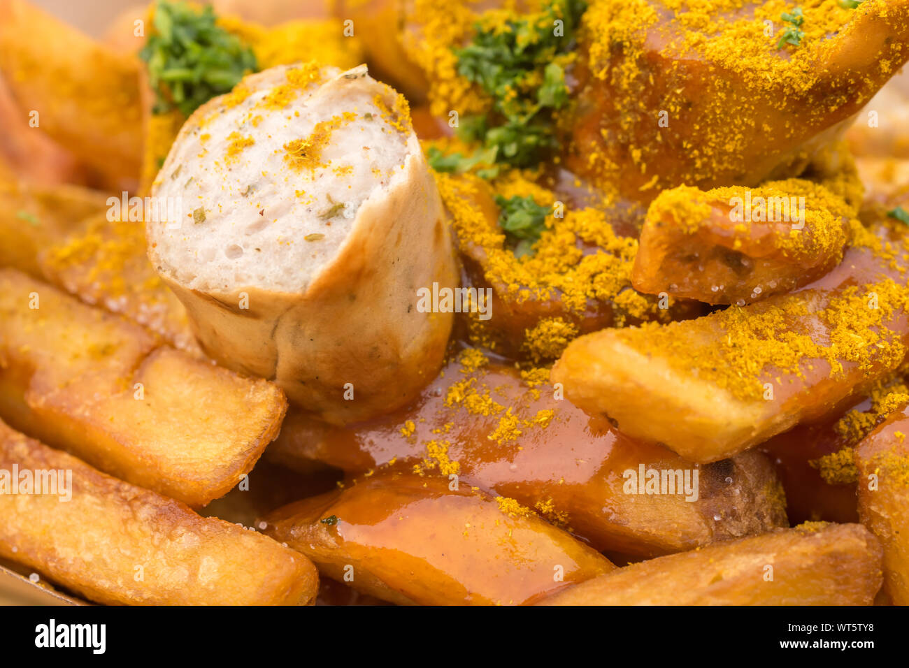 Currywurst avec des frites et le persil Banque D'Images