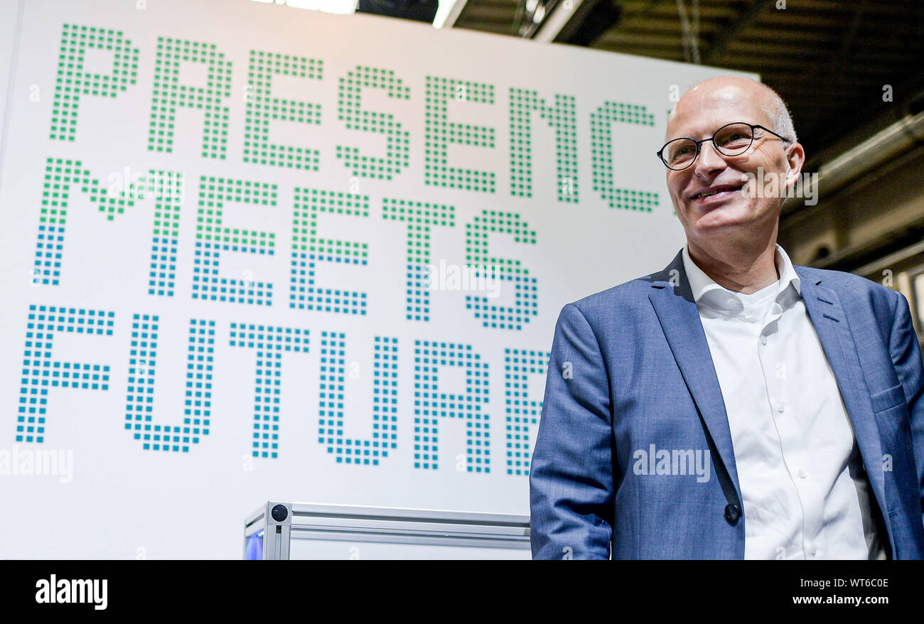 Hambourg, Allemagne. Sep 11, 2019. Peter Tschentscher (SPD), premier maire de Hambourg, passe devant un stand de l'exposant avec le slogan 'présence' à venir au cours d'une visite de la numérisation congress solutions.Hambourg. Cschentscher a ouvert le congrès. Axel Heimken Crédit :/dpa/Alamy Live News Banque D'Images