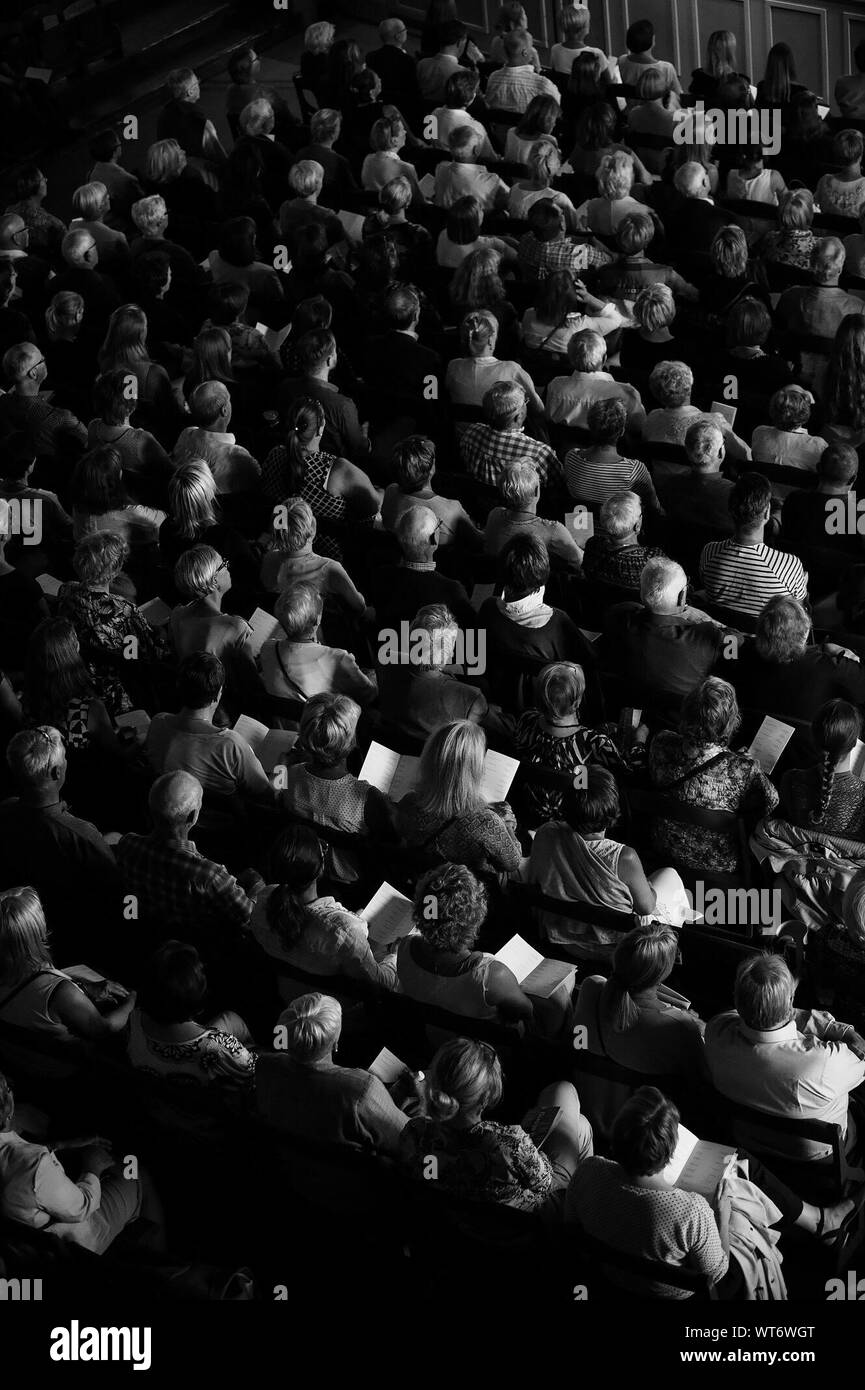 Audience sitting Banque d'images noir et blanc - Alamy